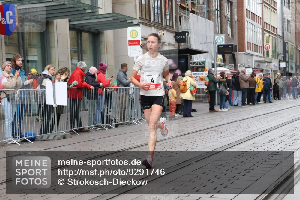 05.10.2025 - 20. swb-Marathon Bremen Strokosch-Dieckow http://msf.ph/oto/9291746 05.10.2025 12:40:14 Ziel 4, 351, 4, 351 meine-sportfotos.de