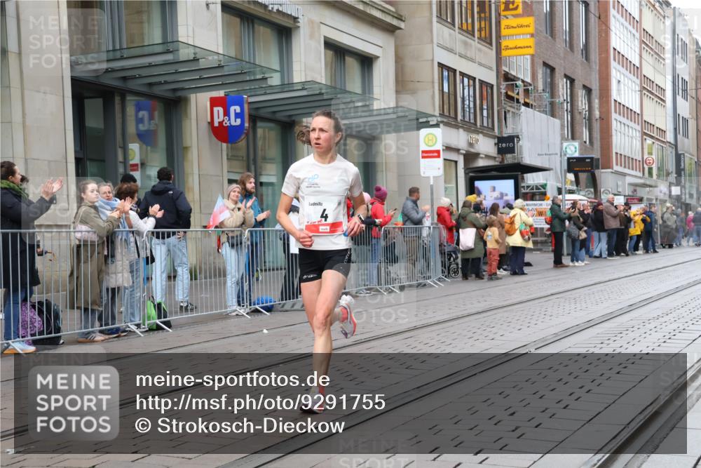 05.10.2025 - 20. swb-Marathon Bremen Strokosch-Dieckow http://msf.ph/oto/9291755 05.10.2025 12:40:14 Ziel 4, 351, 4, 351 meine-sportfotos.de