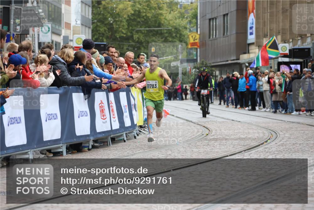05.10.2025 - 20. swb-Marathon Bremen Strokosch-Dieckow http://msf.ph/oto/9291761 05.10.2025 12:04:33 Ziel 11703 meine-sportfotos.de