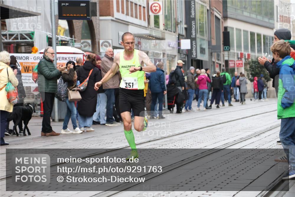 05.10.2025 - 20. swb-Marathon Bremen Strokosch-Dieckow http://msf.ph/oto/9291763 05.10.2025 12:40:18 Ziel 4, 351, 4, 351 meine-sportfotos.de