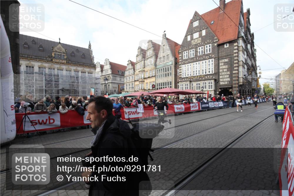 05.10.2025 - 20. swb-Marathon Bremen Yannick Fuchs http://msf.ph/oto/9291781 05.10.2025 10:54:14 Ziel 9402, 9900, 9935, 11151, 11203, 11347 meine-sportfotos.de