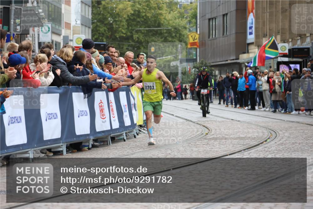 05.10.2025 - 20. swb-Marathon Bremen Strokosch-Dieckow http://msf.ph/oto/9291782 05.10.2025 12:04:33 Ziel 11703 meine-sportfotos.de