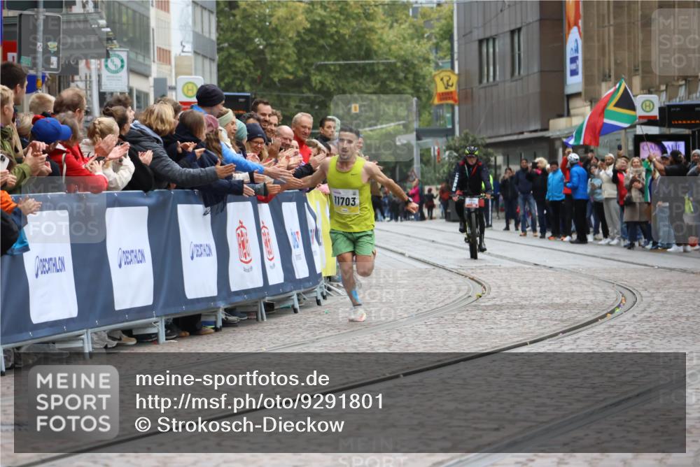05.10.2025 - 20. swb-Marathon Bremen Strokosch-Dieckow http://msf.ph/oto/9291801 05.10.2025 12:04:33 Ziel 11703 meine-sportfotos.de