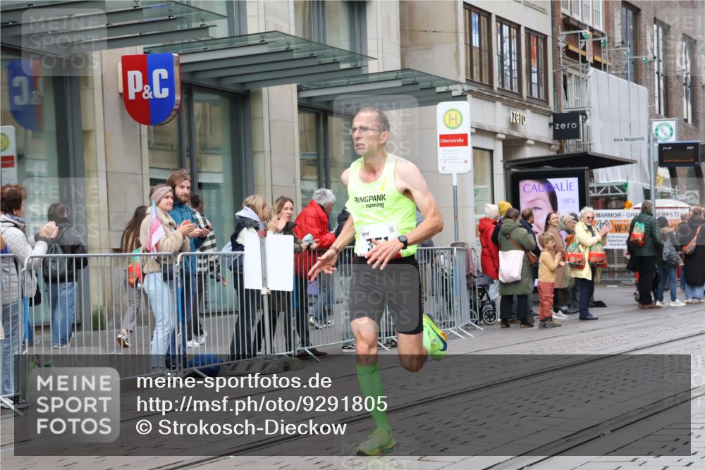 05.10.2025 - 20. swb-Marathon Bremen Strokosch-Dieckow http://msf.ph/oto/9291805 05.10.2025 12:40:21 Ziel 4, 351, 4, 351 meine-sportfotos.de
