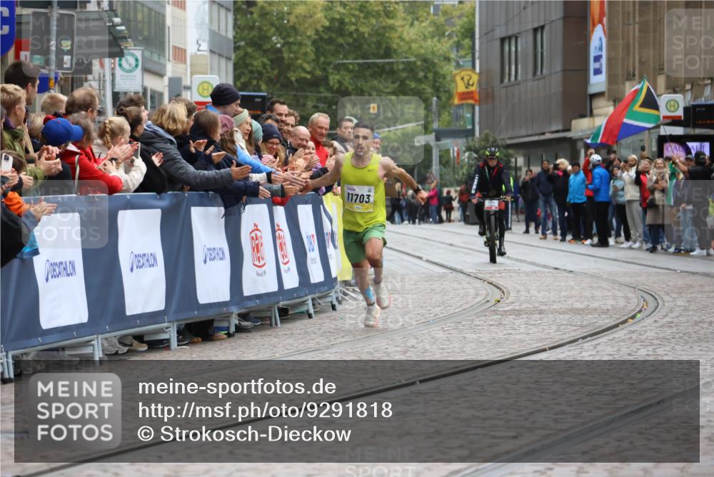 05.10.2025 - 20. swb-Marathon Bremen Strokosch-Dieckow http://msf.ph/oto/9291818 05.10.2025 12:04:33 Ziel 11703 meine-sportfotos.de