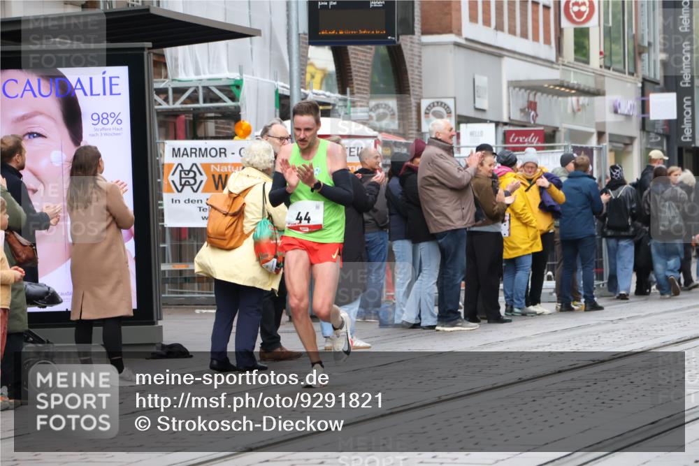 05.10.2025 - 20. swb-Marathon Bremen Strokosch-Dieckow http://msf.ph/oto/9291821 05.10.2025 12:40:49 Ziel 44, 467, 691, 44, 467, 691 meine-sportfotos.de