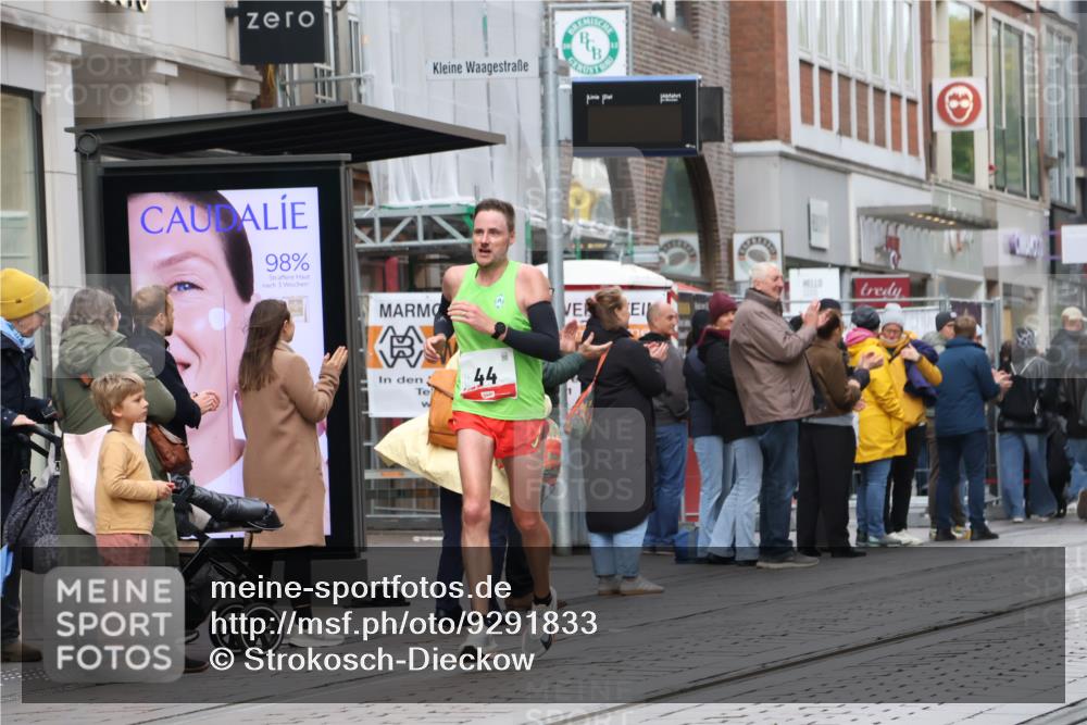 05.10.2025 - 20. swb-Marathon Bremen Strokosch-Dieckow http://msf.ph/oto/9291833 05.10.2025 12:40:50 Ziel 44, 467, 691, 44, 467, 691 meine-sportfotos.de