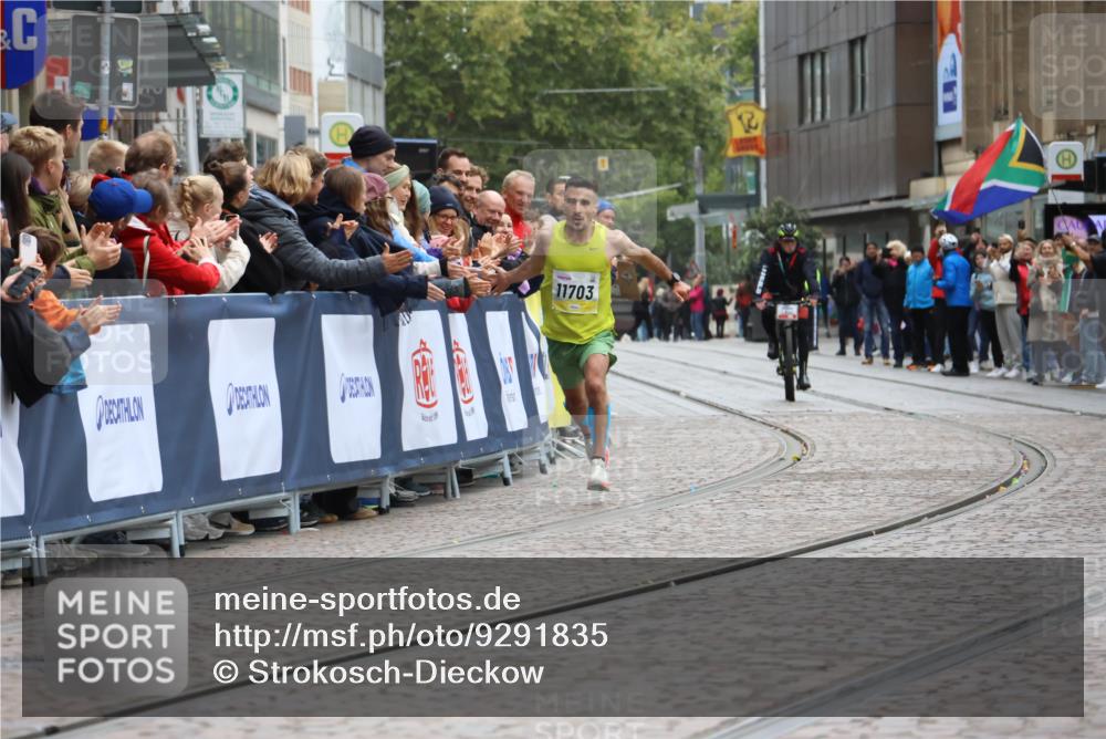 05.10.2025 - 20. swb-Marathon Bremen Strokosch-Dieckow http://msf.ph/oto/9291835 05.10.2025 12:04:33 Ziel 11703 meine-sportfotos.de