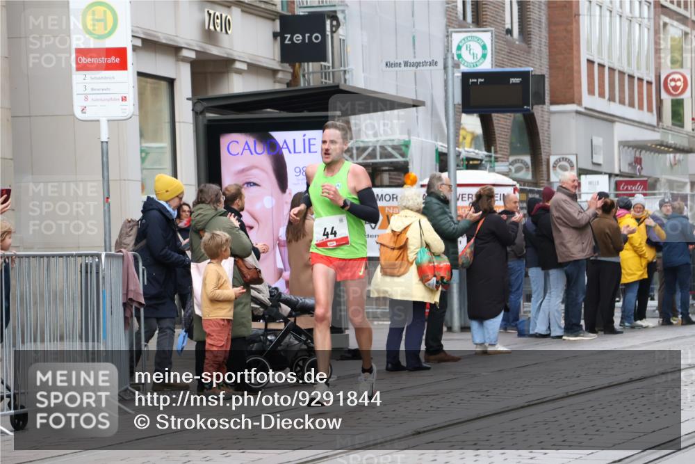 05.10.2025 - 20. swb-Marathon Bremen Strokosch-Dieckow http://msf.ph/oto/9291844 05.10.2025 12:40:50 Ziel 44, 467, 691, 44, 467, 691 meine-sportfotos.de