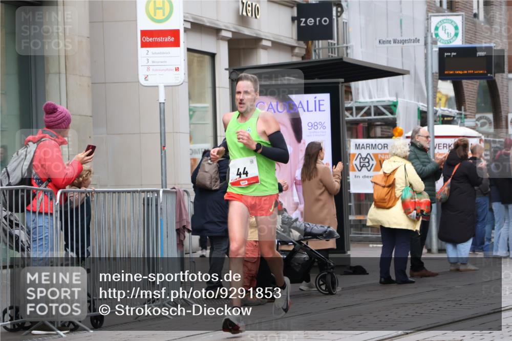 05.10.2025 - 20. swb-Marathon Bremen Strokosch-Dieckow http://msf.ph/oto/9291853 05.10.2025 12:40:51 Ziel 44, 467, 691, 44, 467, 691 meine-sportfotos.de