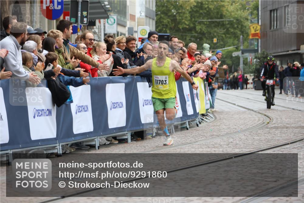 05.10.2025 - 20. swb-Marathon Bremen Strokosch-Dieckow http://msf.ph/oto/9291860 05.10.2025 12:04:34 Ziel 11703 meine-sportfotos.de