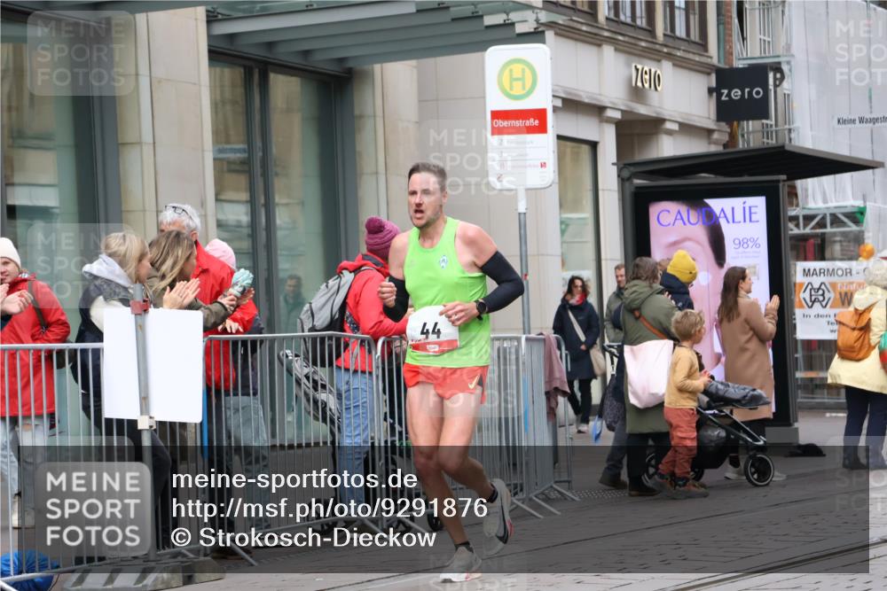 05.10.2025 - 20. swb-Marathon Bremen Strokosch-Dieckow http://msf.ph/oto/9291876 05.10.2025 12:40:52 Ziel 44, 467, 691, 44, 467, 691 meine-sportfotos.de