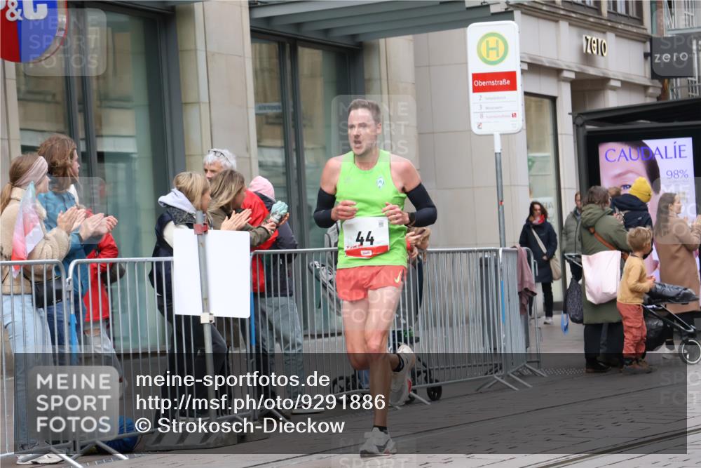 05.10.2025 - 20. swb-Marathon Bremen Strokosch-Dieckow http://msf.ph/oto/9291886 05.10.2025 12:40:52 Ziel 44, 467, 691, 44, 467, 691 meine-sportfotos.de