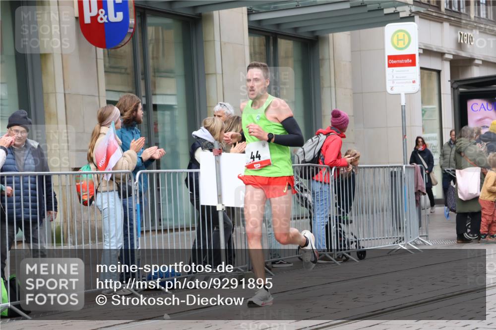 05.10.2025 - 20. swb-Marathon Bremen Strokosch-Dieckow http://msf.ph/oto/9291895 05.10.2025 12:40:52 Ziel 44, 467, 691, 44, 467, 691 meine-sportfotos.de