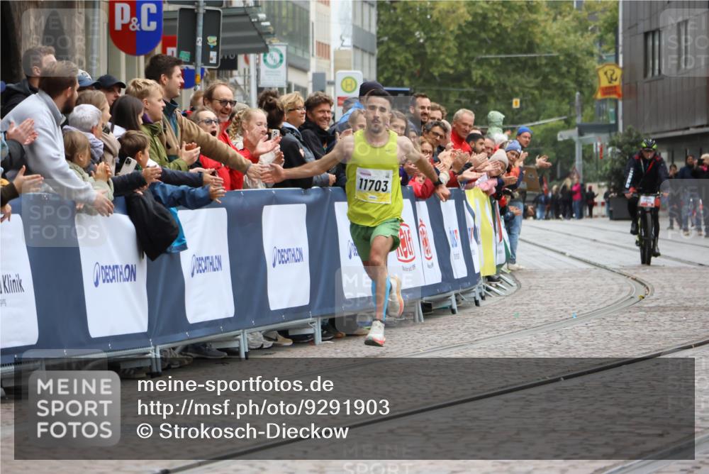 05.10.2025 - 20. swb-Marathon Bremen Strokosch-Dieckow http://msf.ph/oto/9291903 05.10.2025 12:04:34 Ziel 11703 meine-sportfotos.de