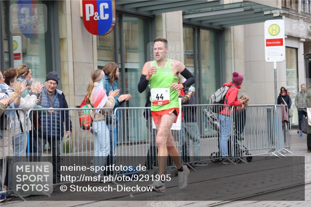 05.10.2025 - 20. swb-Marathon Bremen Strokosch-Dieckow http://msf.ph/oto/9291905 05.10.2025 12:40:53 Ziel 44, 467, 691, 44, 467, 691 meine-sportfotos.de