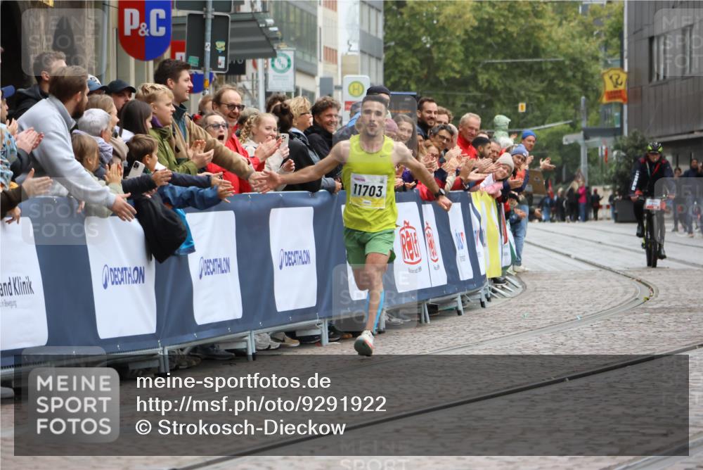 05.10.2025 - 20. swb-Marathon Bremen Strokosch-Dieckow http://msf.ph/oto/9291922 05.10.2025 12:04:34 Ziel 11703 meine-sportfotos.de