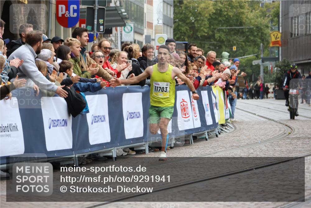 05.10.2025 - 20. swb-Marathon Bremen Strokosch-Dieckow http://msf.ph/oto/9291941 05.10.2025 12:04:35 Ziel 11703 meine-sportfotos.de