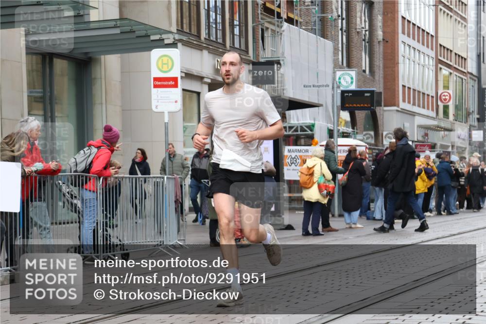 05.10.2025 - 20. swb-Marathon Bremen Strokosch-Dieckow http://msf.ph/oto/9291951 05.10.2025 12:40:56 Ziel 44, 467, 681, 691, 44, 467, 681, 691 meine-sportfotos.de