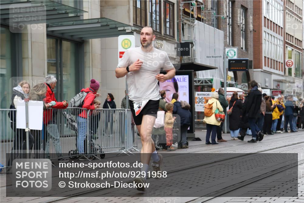 05.10.2025 - 20. swb-Marathon Bremen Strokosch-Dieckow http://msf.ph/oto/9291958 05.10.2025 12:40:56 Ziel 44, 467, 681, 691, 44, 467, 681, 691 meine-sportfotos.de