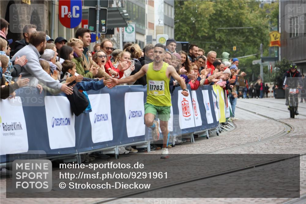 05.10.2025 - 20. swb-Marathon Bremen Strokosch-Dieckow http://msf.ph/oto/9291961 05.10.2025 12:04:35 Ziel 11703 meine-sportfotos.de