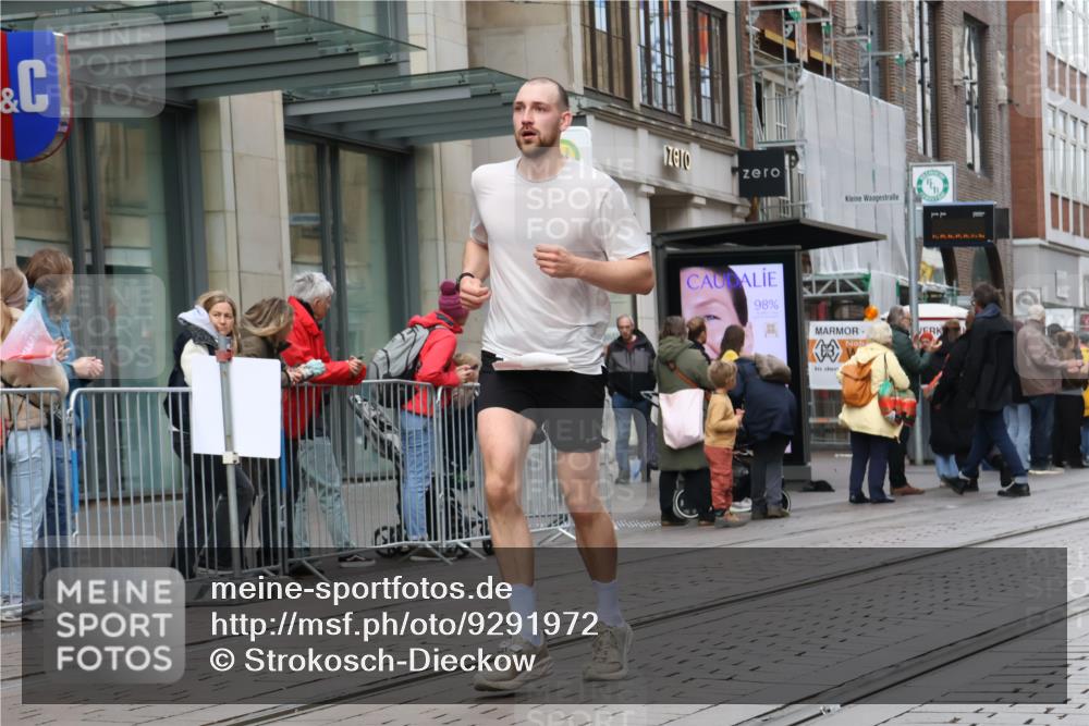 05.10.2025 - 20. swb-Marathon Bremen Strokosch-Dieckow http://msf.ph/oto/9291972 05.10.2025 12:40:57 Ziel 44, 467, 681, 691, 44, 467, 681, 691 meine-sportfotos.de