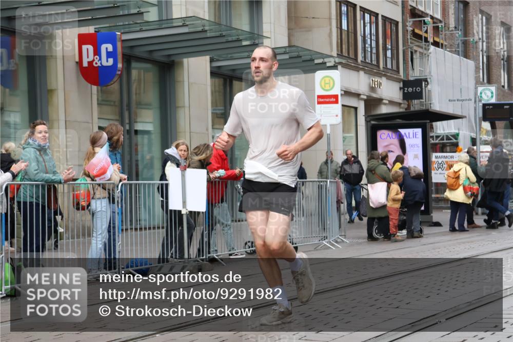 05.10.2025 - 20. swb-Marathon Bremen Strokosch-Dieckow http://msf.ph/oto/9291982 05.10.2025 12:40:57 Ziel 44, 467, 681, 691, 44, 467, 681, 691 meine-sportfotos.de