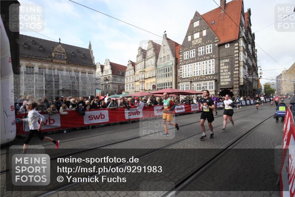 05.10.2025 - 20. swb-Marathon Bremen Yannick Fuchs http://msf.ph/oto/9291983 05.10.2025 10:55:05 Ziel 9475, 9791, 11320, 11363, 11507, 11523 meine-sportfotos.de