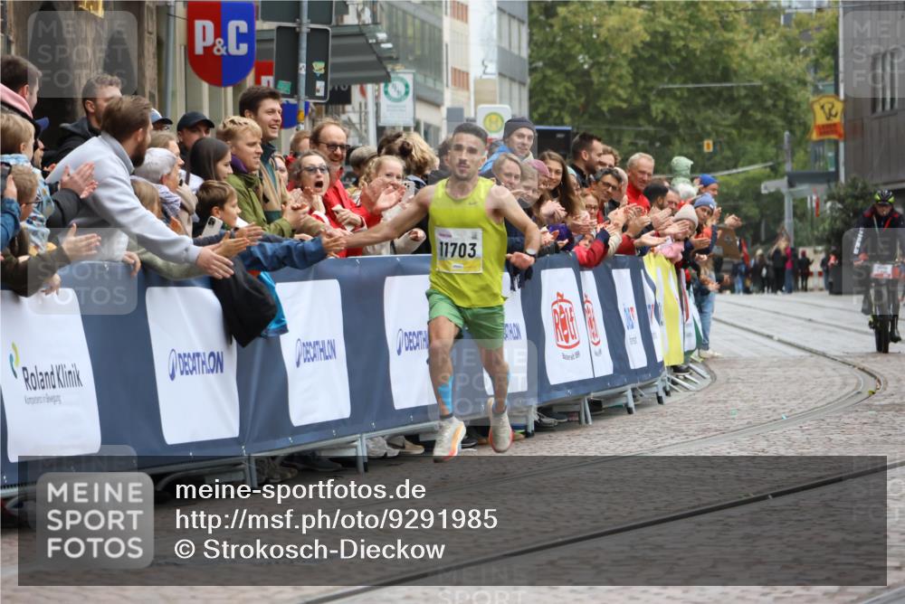 05.10.2025 - 20. swb-Marathon Bremen Strokosch-Dieckow http://msf.ph/oto/9291985 05.10.2025 12:04:35 Ziel 11703 meine-sportfotos.de