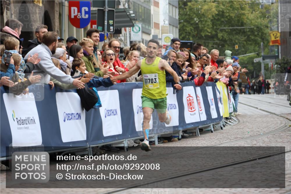 05.10.2025 - 20. swb-Marathon Bremen Strokosch-Dieckow http://msf.ph/oto/9292008 05.10.2025 12:04:35 Ziel 11703 meine-sportfotos.de