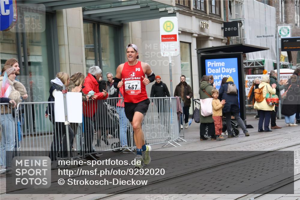 05.10.2025 - 20. swb-Marathon Bremen Strokosch-Dieckow http://msf.ph/oto/9292020 05.10.2025 12:41:04 Ziel 467, 681, 691, 467, 681, 691 meine-sportfotos.de