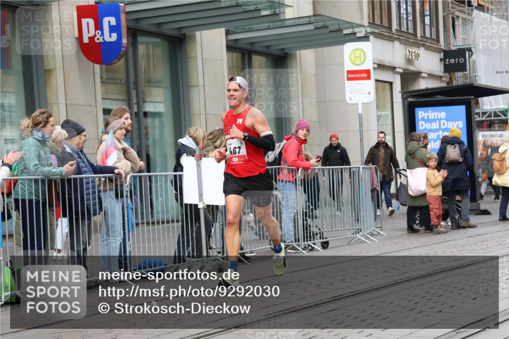 05.10.2025 - 20. swb-Marathon Bremen Strokosch-Dieckow http://msf.ph/oto/9292030 05.10.2025 12:41:05 Ziel 467, 681, 467, 681 meine-sportfotos.de