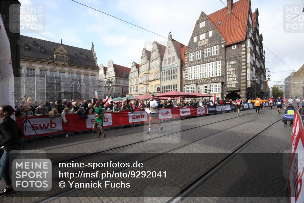 05.10.2025 - 20. swb-Marathon Bremen Yannick Fuchs http://msf.ph/oto/9292041 05.10.2025 10:55:19 Ziel 9318, 9881, 9933, 10003, 10116, 10326, 11042, 11140 meine-sportfotos.de