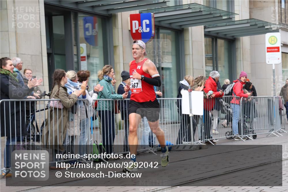 05.10.2025 - 20. swb-Marathon Bremen Strokosch-Dieckow http://msf.ph/oto/9292042 05.10.2025 12:41:05 Ziel 467, 681, 467, 681 meine-sportfotos.de
