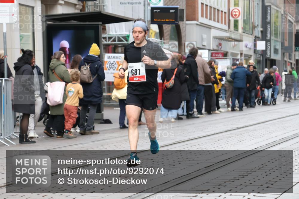 05.10.2025 - 20. swb-Marathon Bremen Strokosch-Dieckow http://msf.ph/oto/9292074 05.10.2025 12:41:10 Ziel 467, 681, 467, 681 meine-sportfotos.de
