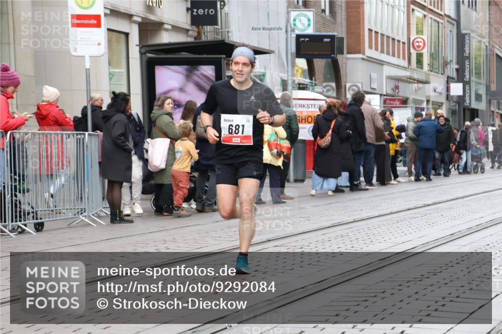 05.10.2025 - 20. swb-Marathon Bremen Strokosch-Dieckow http://msf.ph/oto/9292084 05.10.2025 12:41:10 Ziel 467, 681, 467, 681 meine-sportfotos.de