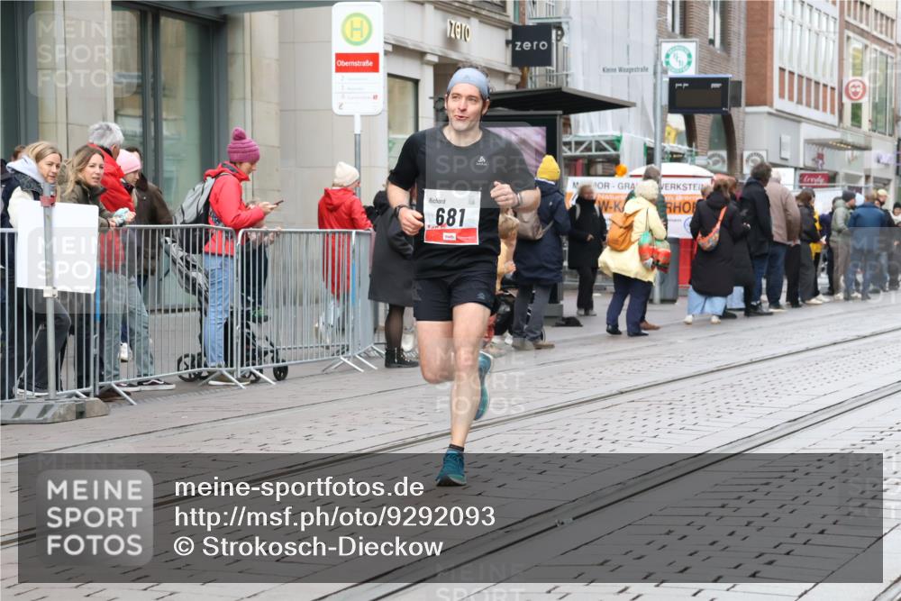 05.10.2025 - 20. swb-Marathon Bremen Strokosch-Dieckow http://msf.ph/oto/9292093 05.10.2025 12:41:11 Ziel 681, 681 meine-sportfotos.de