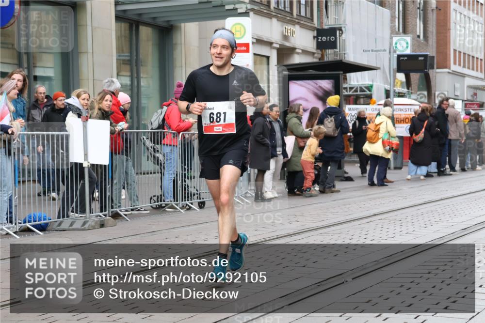 05.10.2025 - 20. swb-Marathon Bremen Strokosch-Dieckow http://msf.ph/oto/9292105 05.10.2025 12:41:11 Ziel 681, 681 meine-sportfotos.de