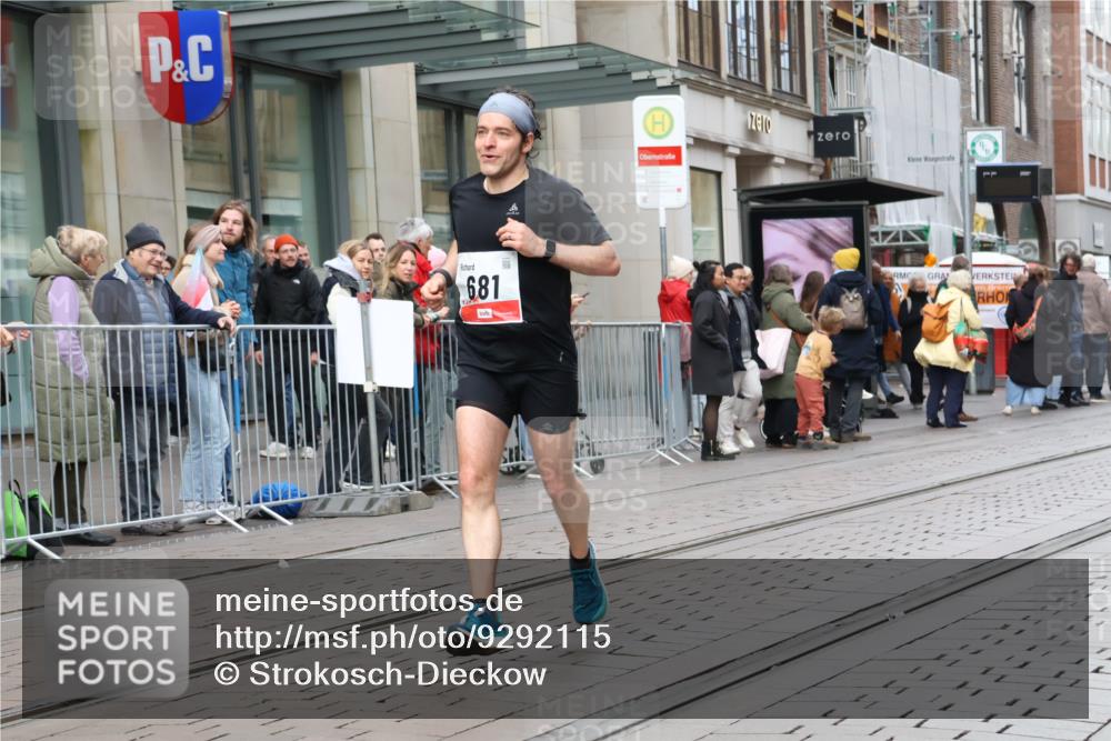 05.10.2025 - 20. swb-Marathon Bremen Strokosch-Dieckow http://msf.ph/oto/9292115 05.10.2025 12:41:12 Ziel 681, 681 meine-sportfotos.de
