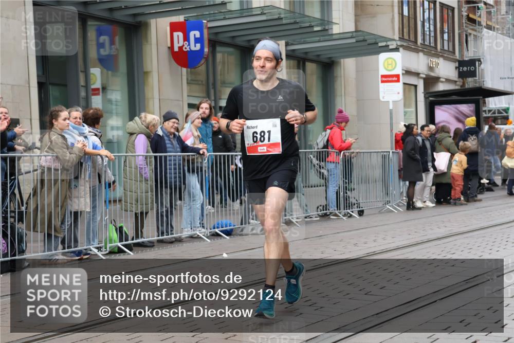 05.10.2025 - 20. swb-Marathon Bremen Strokosch-Dieckow http://msf.ph/oto/9292124 05.10.2025 12:41:12 Ziel 681, 681 meine-sportfotos.de