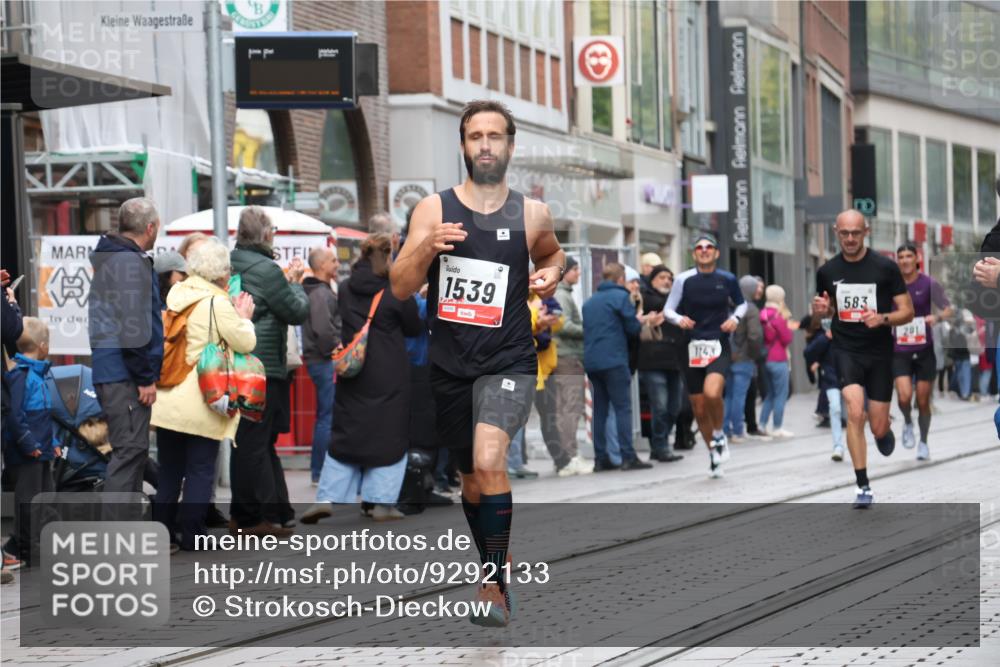 05.10.2025 - 20. swb-Marathon Bremen Strokosch-Dieckow http://msf.ph/oto/9292133 05.10.2025 12:41:36 Ziel 291, 583, 1143, 1539, 291, 583, 1143, 1539 meine-sportfotos.de