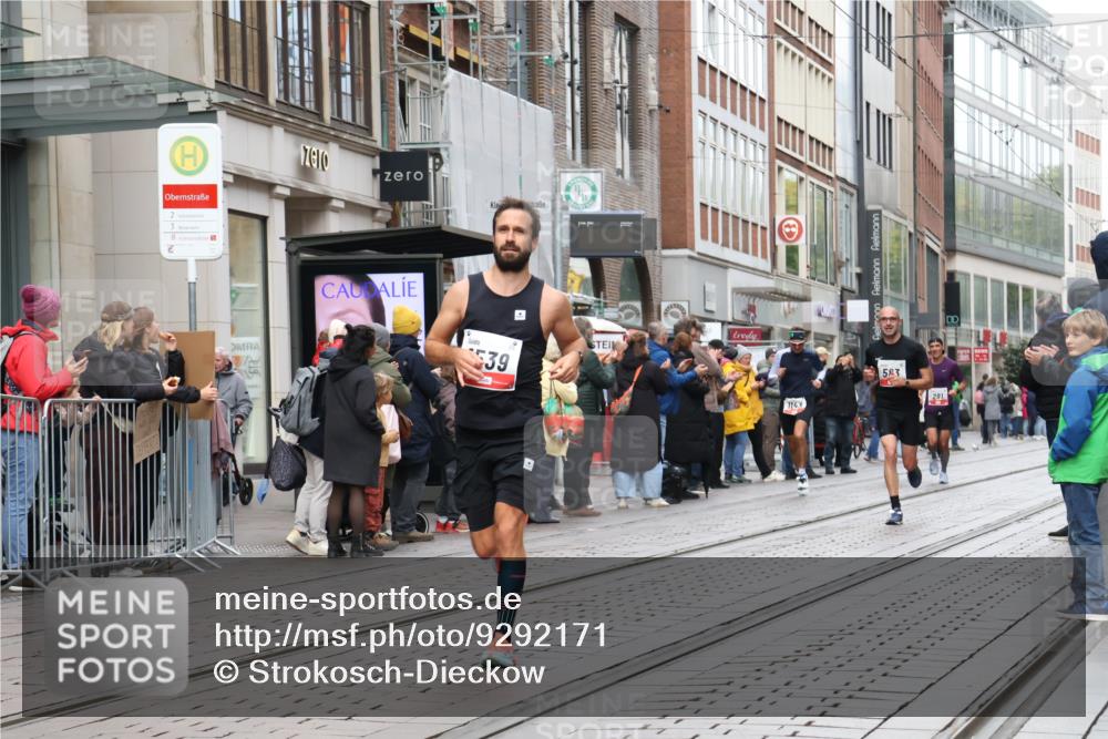 05.10.2025 - 20. swb-Marathon Bremen Strokosch-Dieckow http://msf.ph/oto/9292171 05.10.2025 12:41:37 Ziel 291, 583, 1143, 1539, 7751, 291, 583, 1143, 1539, 7751 meine-sportfotos.de