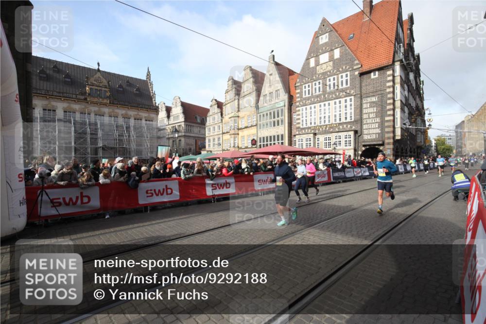 05.10.2025 - 20. swb-Marathon Bremen Yannick Fuchs http://msf.ph/oto/9292188 05.10.2025 10:55:53 Ziel 9521, 10253, 10385, 10610, 10653, 11052, 11249 meine-sportfotos.de