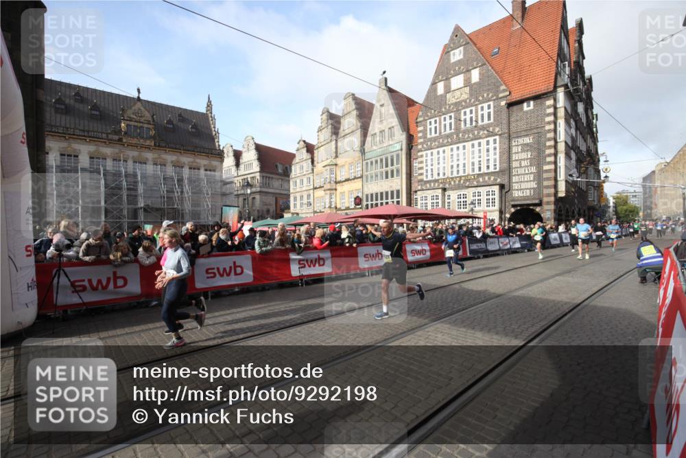 05.10.2025 - 20. swb-Marathon Bremen Yannick Fuchs http://msf.ph/oto/9292198 05.10.2025 10:55:55 Ziel 9521, 10253, 10385, 10610, 11052, 11439 meine-sportfotos.de