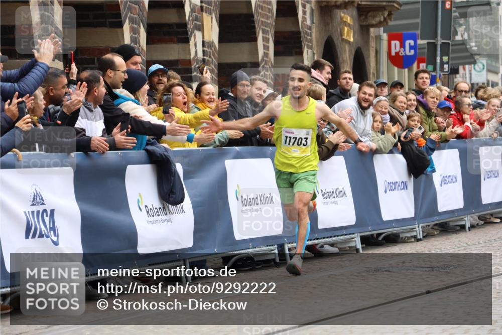 05.10.2025 - 20. swb-Marathon Bremen Strokosch-Dieckow http://msf.ph/oto/9292222 05.10.2025 12:04:36 Ziel 11703 meine-sportfotos.de