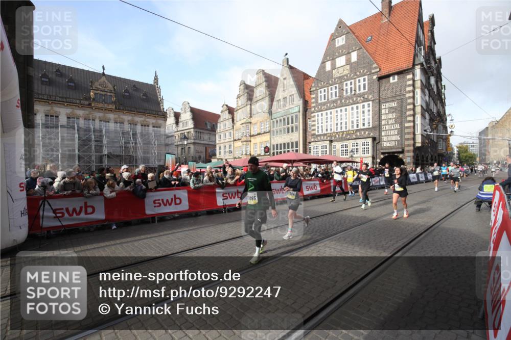 05.10.2025 - 20. swb-Marathon Bremen Yannick Fuchs http://msf.ph/oto/9292247 05.10.2025 10:56:12 Ziel 9811, 9968, 10006, 10009, 10664, 10989, 11095, 11366, 11620, 11693 meine-sportfotos.de
