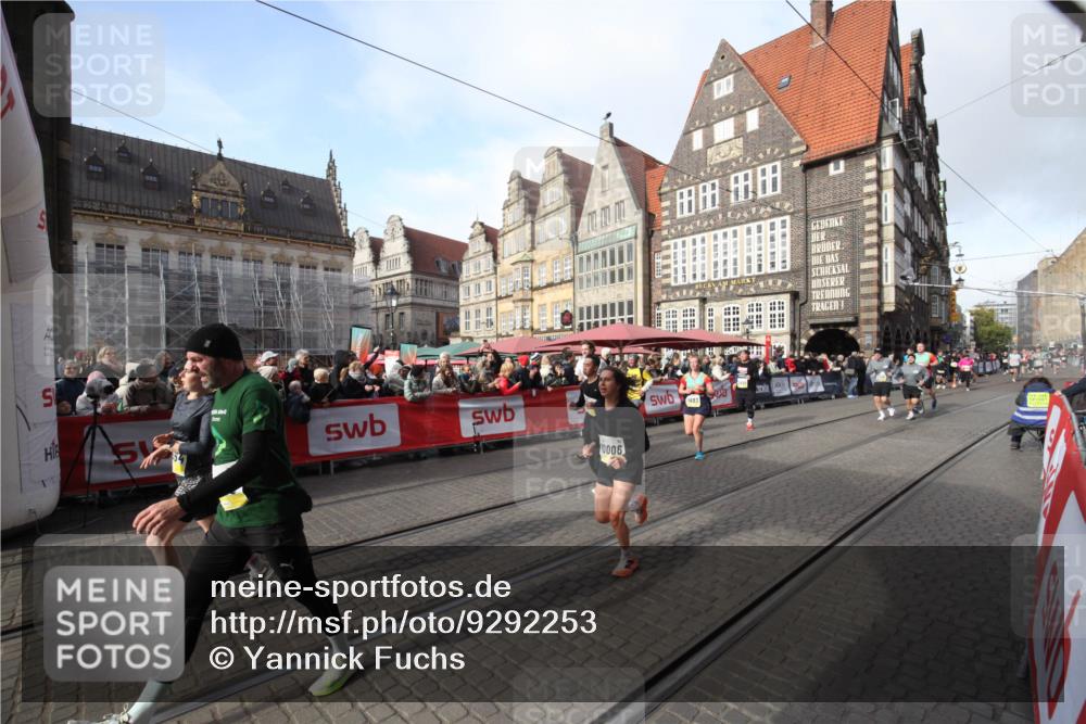 05.10.2025 - 20. swb-Marathon Bremen Yannick Fuchs http://msf.ph/oto/9292253 05.10.2025 10:56:13 Ziel 9811, 9968, 10006, 10009, 10664, 10989, 11095, 11366, 11620, 11630, 11693 meine-sportfotos.de