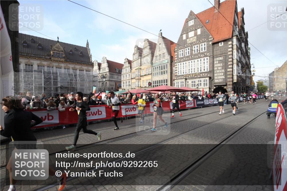 05.10.2025 - 20. swb-Marathon Bremen Yannick Fuchs http://msf.ph/oto/9292265 05.10.2025 10:56:14 Ziel 9811, 9855, 9968, 10006, 10009, 10989, 11095, 11366, 11620, 11630, 11693 meine-sportfotos.de