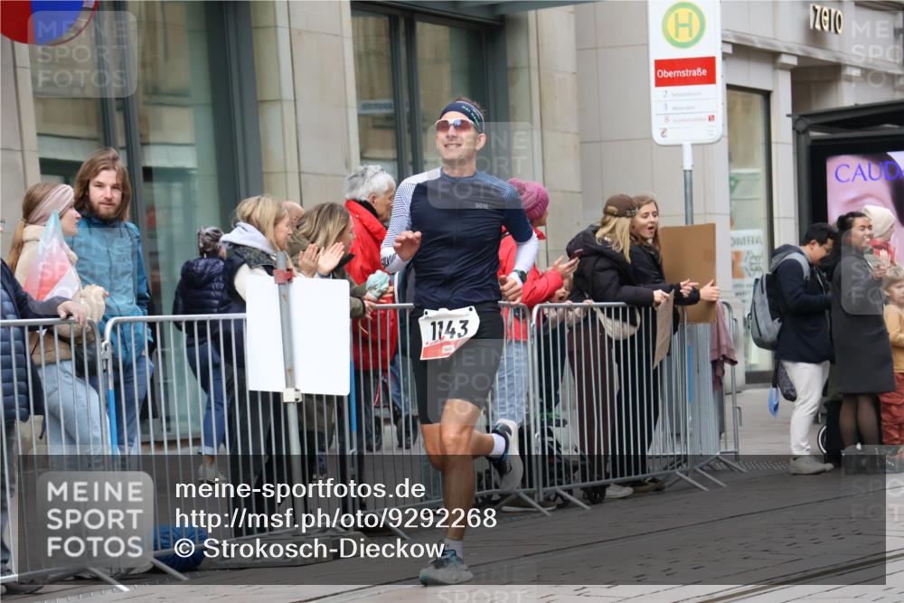 05.10.2025 - 20. swb-Marathon Bremen Strokosch-Dieckow http://msf.ph/oto/9292268 05.10.2025 12:41:44 Ziel 291, 583, 1024, 1143, 1363, 1539, 7751, 291, 583, 1024, 1143, 1363, 1539, 7751 meine-sportfotos.de