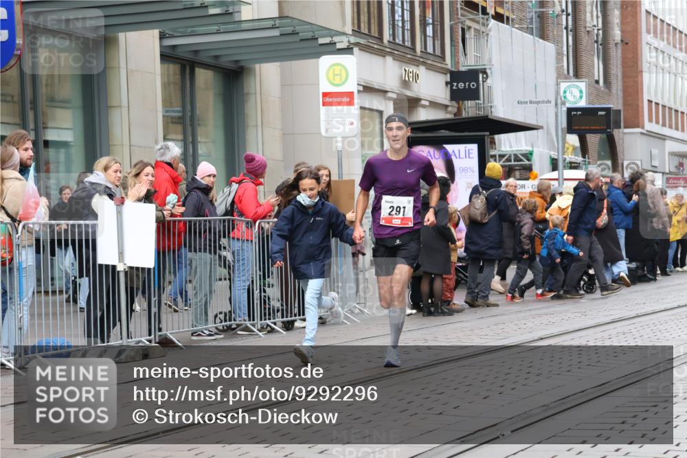 05.10.2025 - 20. swb-Marathon Bremen Strokosch-Dieckow http://msf.ph/oto/9292296 05.10.2025 12:41:45 Ziel 291, 583, 1024, 1143, 1363, 7751, 291, 583, 1024, 1143, 1363, 7751 meine-sportfotos.de
